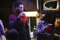 The Middle – Während Mike seinen Nachbarn verärgert, weiß Hutch (Alphonso McAuley, l.) nicht recht, was er davon halten soll, dass Axl seinen kleinen Bruder zu einer Party mitbringt ...