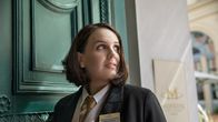 Hotel Mondial – Die Concierge Maria Rietzel (Lea Sophie Salfeld) macht ihren Job aus Leidenschaft und bemüht sich den Gästen des Mondial jeden Wunsch zu erfüllen.