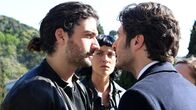 neoriginal: Survivors – Lorenzo (Giacomo Giorgio, l.) und Luca (Lino Guanciale, r.) sind sich Spinne Feind. Hat das etwas mit Alex (Sophie Pfennigstorf, M.) zu tun?