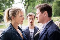 Praxis mit Meerblick – Nora (Tanja Wedhorn) lernt Matthias (Shenja Lacher) und seinen Bruder Robin (Max Dominik) kennen.