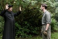 Father Brown – Father Brown (Mark Williams, l.) wollte Raymond Worrall (Benjamin Fisher, r.), dem ehemaligen Geliebten der bösartigen Katherine Corven, nur helfen. Doch plötzlich steht Raymond mit einer Waffe vor Father Brown.