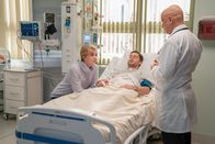 New Amsterdam – (v.li.) Lisa O'Hare (Georgia Goodwin), Ryan Eggold (Dr. Max Goodwin), Anupam Kher (Dr. Vijay Kapoor).