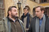Alles Klara – Ollie (Chistoph Hagen Dittmann, l.) und Wolter (Jan Niklas Berg, r.) bekommen Tipps von ihrem neuen Vorgesetzten Lauer (Marc Oliver Schulze, M.), auf die sie gerne verzichten können!