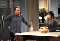 Last Man Standing – Mike Baxter (Tim Allen, l.); Jen (Krista Marie Yu, r.)