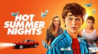 KinoFestival im Ersten: Hot Summer Nights – Der Teenager Daniel (Timothée Chalamet, Mitte), McKayla (Maika Monroe, li.) und dem Bad Boy Hunter (Alex Roe, re.).