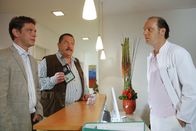 Die Rosenheim-Cops – Die Cops Korbinian Hofer und Christian Lind befragen Dr. Balzer, den Kollegen des ermordeten Zahnarztes. (v.l.n.r.: Tom Mikulla, Joseph Hannesschläger, Martin Brambach)