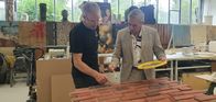 Kaminer inside – Wladimir Kaminer mit dem Kunstmaler Robert Krüger in der Werkstatt von Filmstudio Babelsberg.