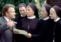 Um Himmels Willen – Wöller (Fritz Wepper, l.) will Lotte (Jutta Speidel, m.) und ihre Mitschwestern (v.li.: Anne Weinknecht, Karin Gregorek, Emanuela von Frankenberg) endgültig aus dem Kloster vertreiben. Er präsentiert Lotte eine baupolizeiliche Nutzungs-Untersagung für das Kloster.