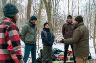 In aller Freundschaft – Kris Haas (Jascha Rust, mi.) nimmt spontan an einem "Männlichkeits-Workshop" teil, weil er seit seinem Überfall spürt, dass in ihm Ängste schlummern, denen er sich stellen muss. Zufällig ist auch Darren Macneil (Michael Raphael Klein, 2.v.li.) da, der den Kursleiter Donald Kling (Adam Bousdoukos, re.) derzeit physiotherapeutisch behandelt. li: und 2.v.re.: Komparse