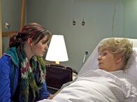 In aller Freundschaft – Zehn Jahre nach dem Tod ihrer Eltern erfährt Pauline Friedel (Paula Schramm, links) von ihrer Großmutter Ilse (Ingeborg Krabbe), dass sie adoptiert ist. Pauline kann und will das nicht glauben und verlässt die Klinik.