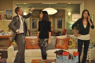 How I Met Your Mother – Während Robin (Cobie Smulders, r.) versucht ihren Job zurück zubekommen, diskutieren Barney (Neil Patrick Harris, l.) und Lily (Alyson Hannigan, M.) über das Leben in New Jersey ...
