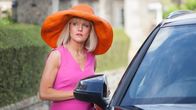 Agatha Raisin – Die Ermittlerin Agatha Raisin (Ashley Jensen) kommt in ihrer neuen Heimat, dem Dorf Carsely, an.