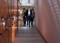 Schloss Einstein – Pippi (Marie Borchardt) und David (David Meier) suchen zusammen mit dem Archivar (Guildo Horn) nach Anhaltspunkten für das gefundene Foto.
