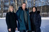 Kommissar Wisting – Kommissar William Wisting (Sven Nordin) mit der FBI-Agentin Maggie Griffin (Carrie-Anne Moss) und seiner Tochter Line (Thea Green Lundberg, li.).