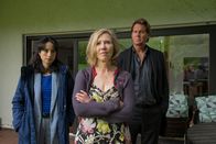 Der Alte – Auch wenn Karla Palme (Petra Zieser, M.) offensichtlich um ihren ermordeten Mann trauert, schließen Caspar Bergmann (Thomas Heinze, r.) und seine Kollegin Annabell Lorenz (Stephanie Stumph, l.) sie als Verdächtige nicht aus.
