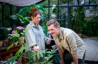 Sturm der Liebe – Fanny (Johanna Graen, l.) freut sich, dass Marlon (Frederik Bott, r.) ihren Pflanzen-Spleen ernst nimmt.