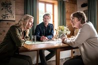Erzgebirgskrimi – Heidi Schulte (Ruth Reinecke, r.) kann Saskia Bergelt (Teresa Weißbach, l.) und Robert Winkler (Kai Scheve, M.) so einiges aus der turbulenten Zeit nach der Wende erzählen.