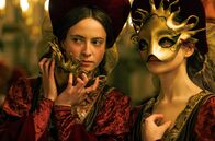 Wolf Hall – Meg Douglas (Adnes O‘Casey, li.) und Mary Fitzroy (Viola Prettejohn, re.) schauen aufmerksam den Gästen des Maskenballs zu.;