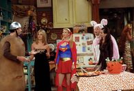 Friends – (v.l.n.r.) Ross (David Schwimmer), Rachel (Jennifer Aniston), Phoebe (Lisa Kudrow), Chandler (Matthew Perry) und Monica (Courteney Cox) haben sich für ihre Halloween-Party die originellsten Kostümierungen ausgedacht._Titel: Friends