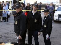 Navy CIS – Ein neuer Fall beschäftigt Bishop (Emily Wickersham, r.), Gibbs (Mark Harmon, l.) und McGee (Sean Murray, M.) ...