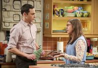 The Big Bang Theory – Amy (Mayim Bialik, r.) ist entzückt als Sheldon (Jim Parsons, l.) sie mit einem "Test-Brunch" überrascht, zu dem er sogar Besuch eingeladen hat. Das kann ja nur in einem Desaster enden ...