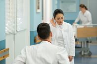 In aller Freundschaft – Dr. Ilay Demir (Tan Caglar) ist seine Kollegin Dr. Lilly Phan (Mai Duong Kieu) ziemlich ungerecht angegangen. Bei seiner Entschuldigung muss er sich deshalb extra viel Mühe geben.