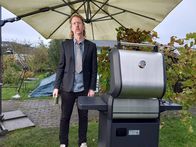 Smart Shopper – Uke Bosse bei der Vorstellung der verschiedenen Grilltypen im Schrebergarten, in der Rolle des "Feierabendgriller" für den Elektrogrill