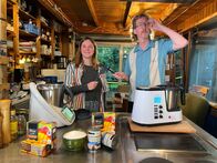 Smart Shopper – Uke Bosse und Elisabeth Wegner beim Kochduell, bei dem Mango-Kokos-Eis in einer teureren und einer billigeren Küchenmaschine hergestellt wird.