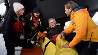 Die Bergretter – Die Bergretter Katharina (Luise Bähr, l.), Tobi (Markus Brandl, 2.v.l.) und Markus (Sebastian Ströbel, r.) sind froh, ihren Kollegen Michi (Robert Lohr, 2.v.r.) verletzt, aber lebend, gefunden zu haben.