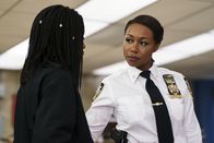 East New York – Deputy Inspector Regina Haywood (Amanda Warren, r.)