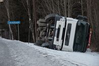Ice Road Rescue - Extremrettung in Norwegen – ORKANGER, NORWAY - "Wasted" - Truck on its side.