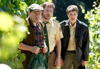 Mord mit Aussicht – Winzer Hubert Kreuzberg (Wolfgang Pregler, l.) hat eine Leiche in seinem Weinberg gefunden. Er bringt Bärbel Schmied (Meike Droste, r.), und Dietmar Schäffer (Bjarne Mädel, M.) zum Fundort.