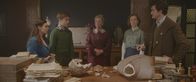 Theodosia – Familienkrise bei den Throckmortons- die Büste des Großvaters ist herunter gefallen. (von links nach rechts: Theodosia: Eloise Little, Henry: Frankie Minchella, Großmutter Throckmorton: Estrid Barton, Henrietta: Elisa Doughty und Alistair: Rik Young).