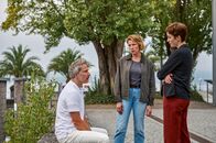 Mordufer – Anästhesist Jonas Hinz (Pablo Sprungala, l.) wird am Ufer des Bodensees von den Kriminalkommissarinnen Doro Beitinger (Franziska Weisz, M.) und Chiara Locatelli (Maria Wördemann, r.) befragt. Kann er zur Aufklärung des Mordfalls beitragen?
