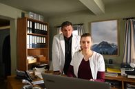 Der Bergdoktor – Gemeinsam mit Linn Kemper (Andrea Gerhard) recherchiert Dr. Martin Gruber (Hans Sigl) die Krankengeschichte seiner Patientin Natalie Brandt.