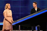 Gefragt - Gejagt – Moderator Alexander Bommes (r.) mit der Kandidatin Carina Spreitzer (l.).
