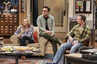 The Big Bang Theory – Staunen nicht schlecht, als sie von Sheldons und Amys schrecklichem Ausflug nach Texas erfahren: Die Nerds Penny (Kaley Cuoco, l.), Leonard (Johnny Galecki, M.) und Stuart (Kevin Sussman, r.) ...