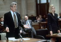 Zwielicht – Der Staranwalt Martin Vail (Richard Gere, li.) übernimmt die Verteidigung von Aaron Stampler. Die Staatsanwältin Janet Venable (Laura Linney, re.) vertritt die Anklage unter der Leitung des korrupten John Shaughnessy, der für Aaron die Todesstrafe fordert.