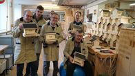 Hoagascht – Klienten der Lebenshilf mit selbsgemachten Vogelhäusern während ServusTV’s „Hoagascht – Weihnachtswerk mit Seele, in der Werkstatt der Lebenshilfe in Tamsweg, Salzburg, Österreich am 20.November 2024.