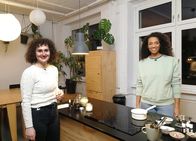 Ökochecker – Lucie Böhme (l.) zeigt Reporterin Anne Chebu (r.) wie man Körpercreme aus natürlichen Inhaltsstoffen selber herstellt.