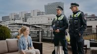 Notruf Hafenkante – Mattes (Matthias Schloo, M.) und Melanie (Sanna Englund, r.) stellen bei Sarahs (Lara Feith, l.) Befragung fest, dass alle ihre Aussage abgesprochen haben müssen.