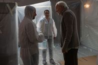 Dead End – Bürgermeister Herbst (Fabian Busch, l.), Emma (Antje Traue, M.) und Peter (Michael Gwisdek, r.) stellen den Tathergang nach.