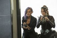 Future Man – Tiger (Eliza Coupe, l.); Dingo (Carla Gallo, r.)