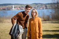 Sturm der Liebe – Josie (Lena Conzendorf, l.) und Paul (Sandro Kirtzel, r.) entdecken einen magischen Ort.