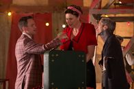 American Horror Story – Als der fliegende Verkäufer Chester Creb (Neil Patrick Harris, l.) ins Camp kommt, sind Eve (Erika Ervin, M.) und Paul (Mat Fraser, r.) sofort von seinen Waren begeistert. Bette und Dot finden jedoch an etwas ganz anderem Gefallen ...