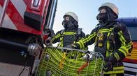 Feuer & Flamme – In den neuen Folgen werden die Feuerwehrleute der Feuerwehr Bochum bei ihrer Arbeit mit Kameras begleitet, erstmals sind auch Feuerwehrfrauen dabei. Durch den Einsatz sogenannter Bodycams und Helmkameras, die extra für die Serie entwickelt wurden, sind die WDR-Zuschauer/ -innen hautnah dabei, wenn die Einsatzkräfte Brände löschen, Menschen retten und ihren Alltag auf der Wache leben. Insgesamt sind bis zu 60 Kameras gleichzeitig im Einsatz. „Feuer & Flamme“ zeigt ein authentisches und realistisches Bild des Berufsalltags und möchte Respekt für Feuerwehrleute und Rettungskräfte wecken.