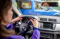 Der Staatsanwalt – Kurz vor der Kollision: Sofia Nikova (Eva Luca Klemmt, l.) kann dem Auto von Eva Lemke (Linda Pöppel, r.) nicht mehr ausweichen. Lemkes Tochter sitzt auf dem Rücksitz in der Gefahrenzone.