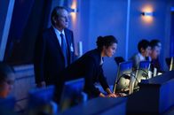 Jason Bourne – CIA Director Dewey (Tommy Lee Jones, l.); Heather Lee (Alicia Vikander, r.)