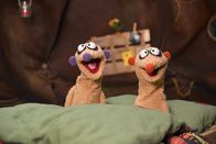 Unser Sandmännchen – Erdmännchen Jan kann aufgrund eines unheimlichen Geräuschs nicht einschlafen. Seltsamerweise kann sein Bruder Henry nichts hören.