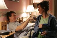 Malcolm mittendrin – Dank neuer Einlegesohlen kommt Lois (Jane Kaczmarek, r.) nicht mehr völlig erschöpft von der Arbeit heim. Für Hal (Bryan Cranston, l.) ist das ein Problem, denn er möchte seine Rolle als sorgender Ehemann nicht verlieren ...